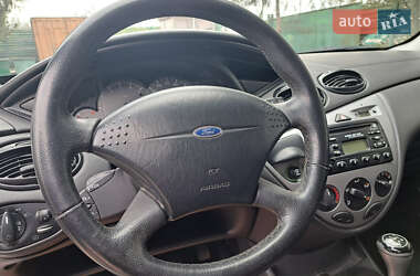 Хэтчбек Ford Focus 2001 в 