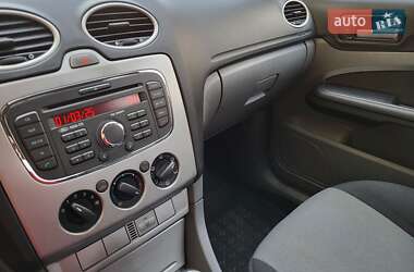 Хэтчбек Ford Focus 2011 в 