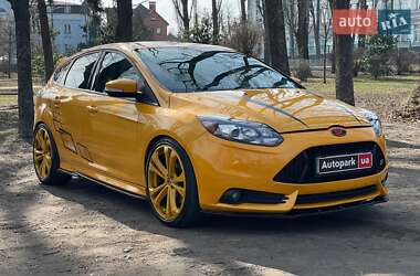 Хэтчбек Ford Focus 2013 в 