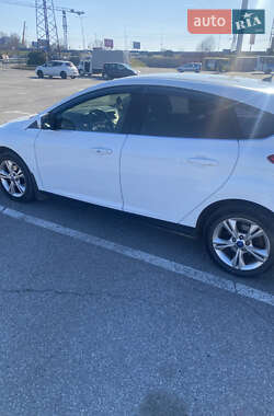 Хэтчбек Ford Focus 2013 в 