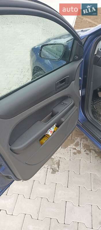 Хэтчбек Ford Focus 2006 в Вижнице