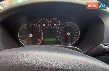 Седан Ford Focus 2005 в 