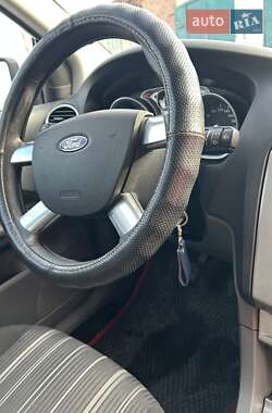 Хэтчбек Ford Focus 2011 в 