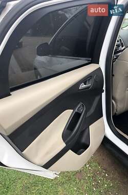 Хэтчбек Ford Focus 2012 в 