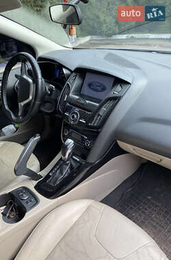 Хэтчбек Ford Focus 2012 в 