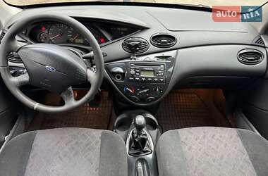 Хэтчбек Ford Focus 2003 в 