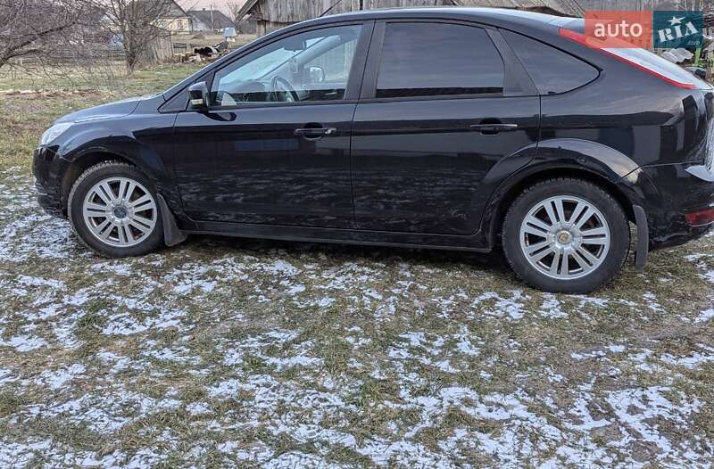 Хэтчбек Ford Focus 2011 в Рокитном