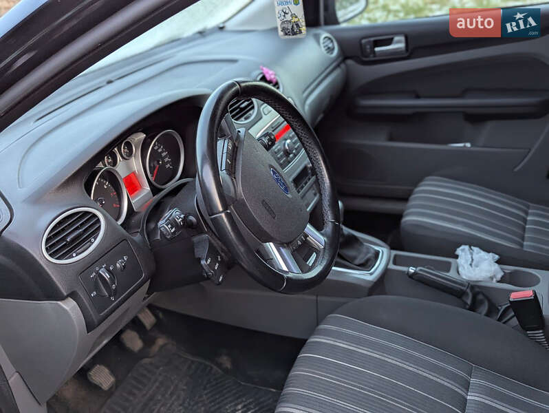 Хэтчбек Ford Focus 2011 в Рокитном