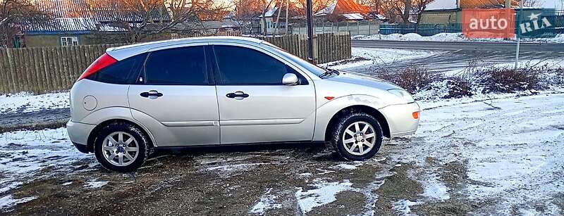Хэтчбек Ford Focus 2000 в 
