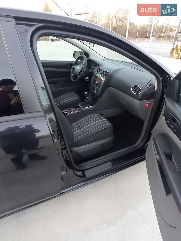Хэтчбек Ford Focus 2011 в Брошневе-Осаде