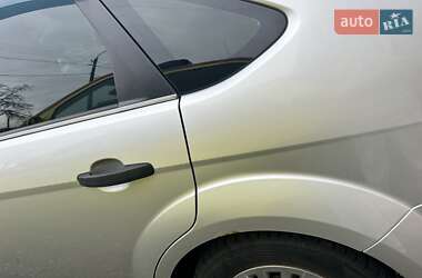 Хэтчбек Ford Focus 2011 в 