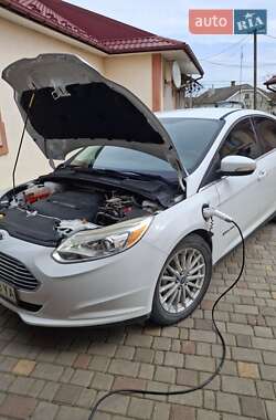 Хетчбек Ford Focus 2012 в 