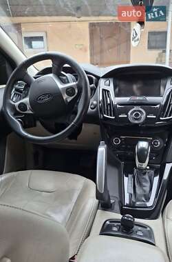 Хетчбек Ford Focus 2012 в 