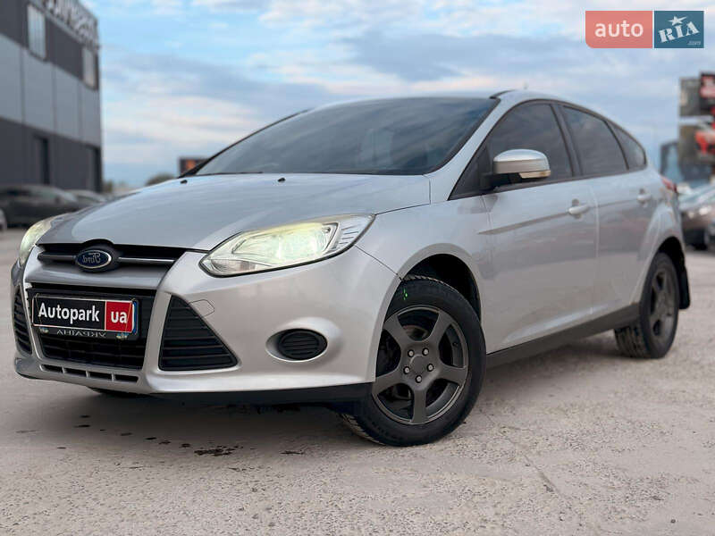 Хэтчбек Ford Focus 2011 в 
