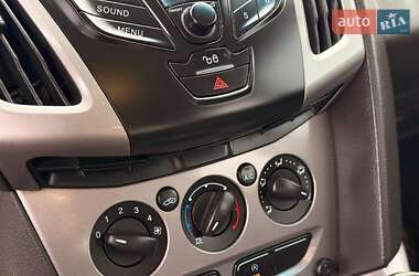 Хэтчбек Ford Focus 2011 в 