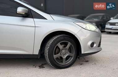Хэтчбек Ford Focus 2011 в 