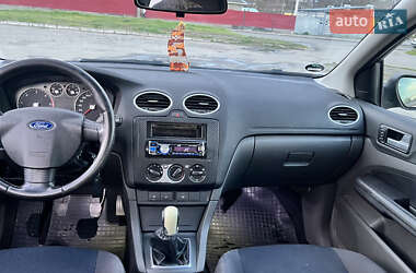 Хэтчбек Ford Focus 2005 в 