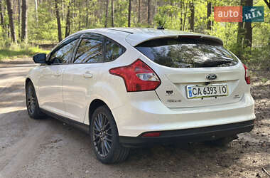 Хэтчбек Ford Focus 2012 в 