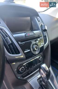 Хэтчбек Ford Focus 2012 в 