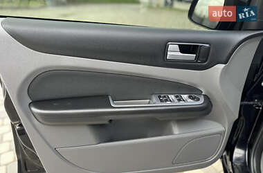 Хэтчбек Ford Focus 2010 в 