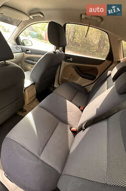 Хэтчбек Ford Focus 2004 в 