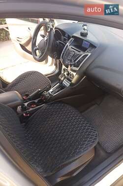 Хэтчбек Ford Focus 2012 в 