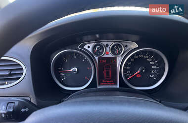 Хэтчбек Ford Focus 2011 в 