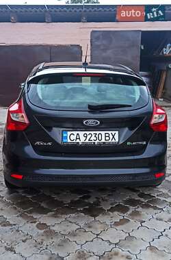 Хэтчбек Ford Focus 2013 в 