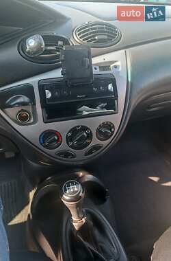 Хэтчбек Ford Focus 2001 в 