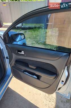 Хэтчбек Ford Focus 2005 в 