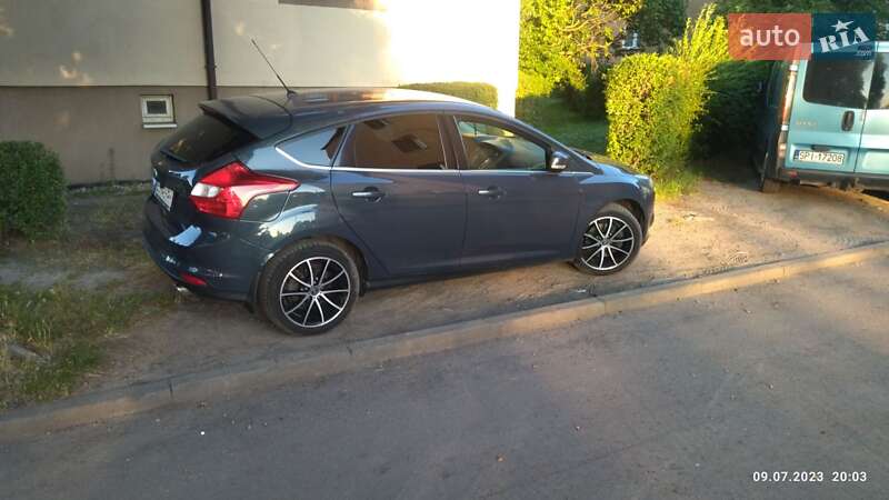 Хэтчбек Ford Focus 2012 в 