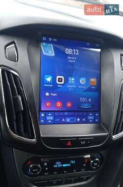 Хэтчбек Ford Focus 2012 в 