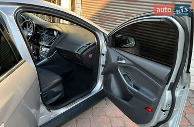Хэтчбек Ford Focus 2011 в 