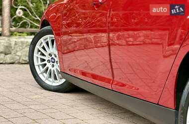 Хэтчбек Ford Focus 2011 в 