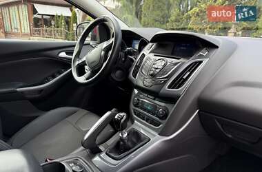 Хэтчбек Ford Focus 2011 в 