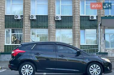 Хэтчбек Ford Focus 2011 в 