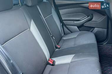 Хэтчбек Ford Focus 2011 в 