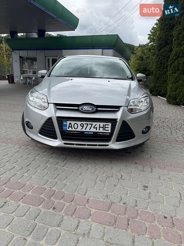 Хетчбек Ford Focus 2011 в 