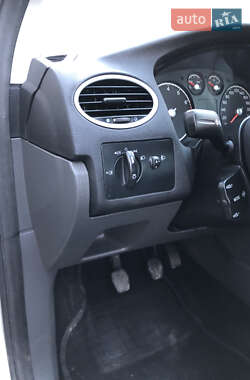 Хэтчбек Ford Focus 2005 в 