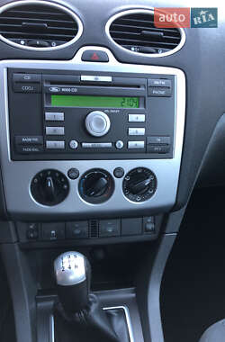 Хэтчбек Ford Focus 2005 в 