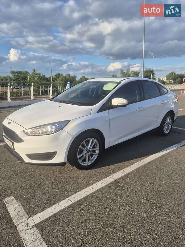 Седан Ford Focus 2015 в 