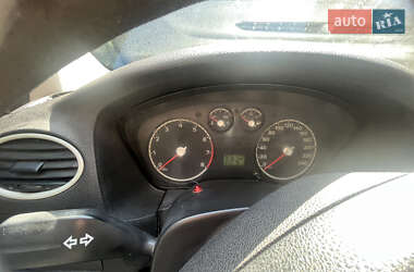 Хэтчбек Ford Focus 2005 в 