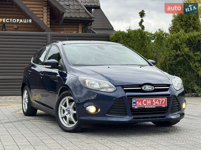 Хэтчбек Ford Focus 2012 в 