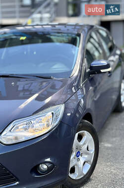 Хэтчбек Ford Focus 2011 в 