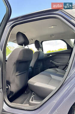 Хэтчбек Ford Focus 2011 в 