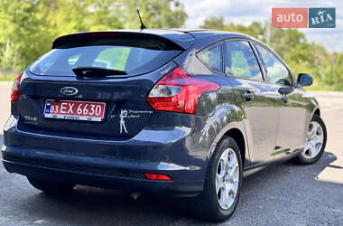 Хэтчбек Ford Focus 2011 в 