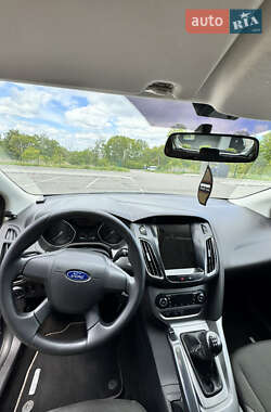 Хэтчбек Ford Focus 2011 в 