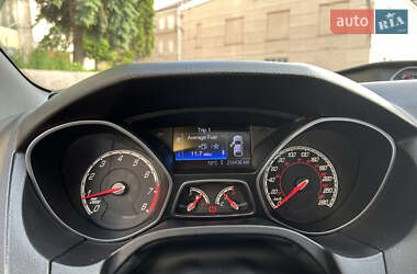 Хэтчбек Ford Focus 2012 в 