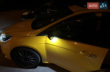 Хэтчбек Ford Focus 2012 в 