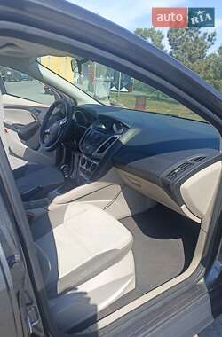 Хэтчбек Ford Focus 2011 в 